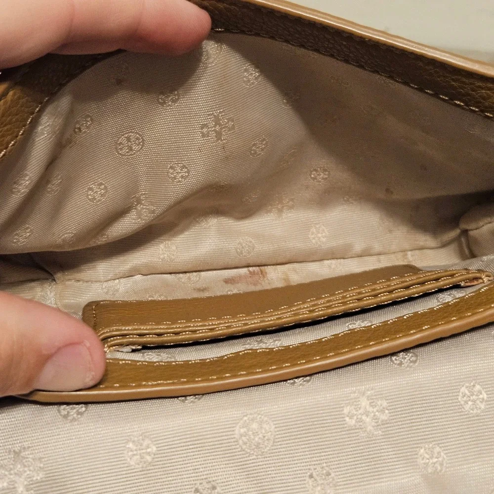 Tory Burch Amanda Tan Pebbled Leather Crossbody Bag Clutch Gold Logo